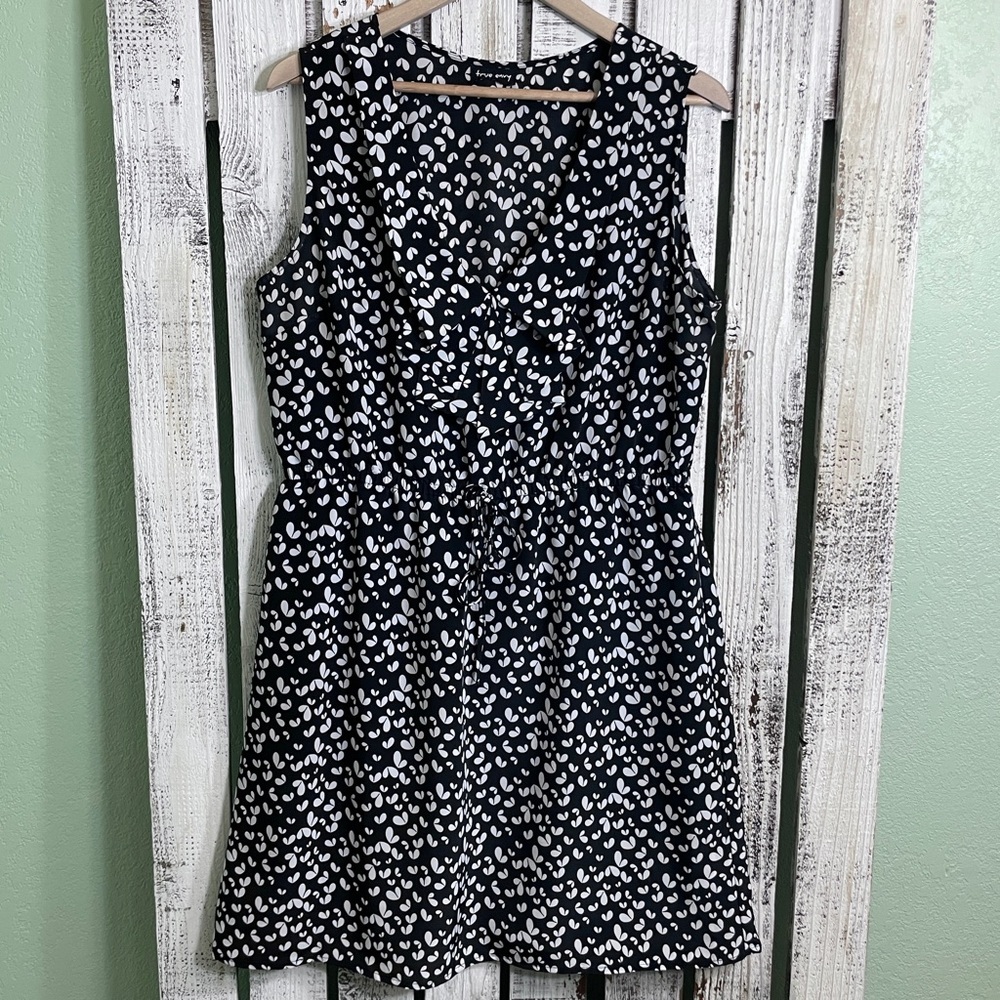 True Envy Dress Heart Print Size Large‎ Black White Vneck Ruffle Sundress Flirty